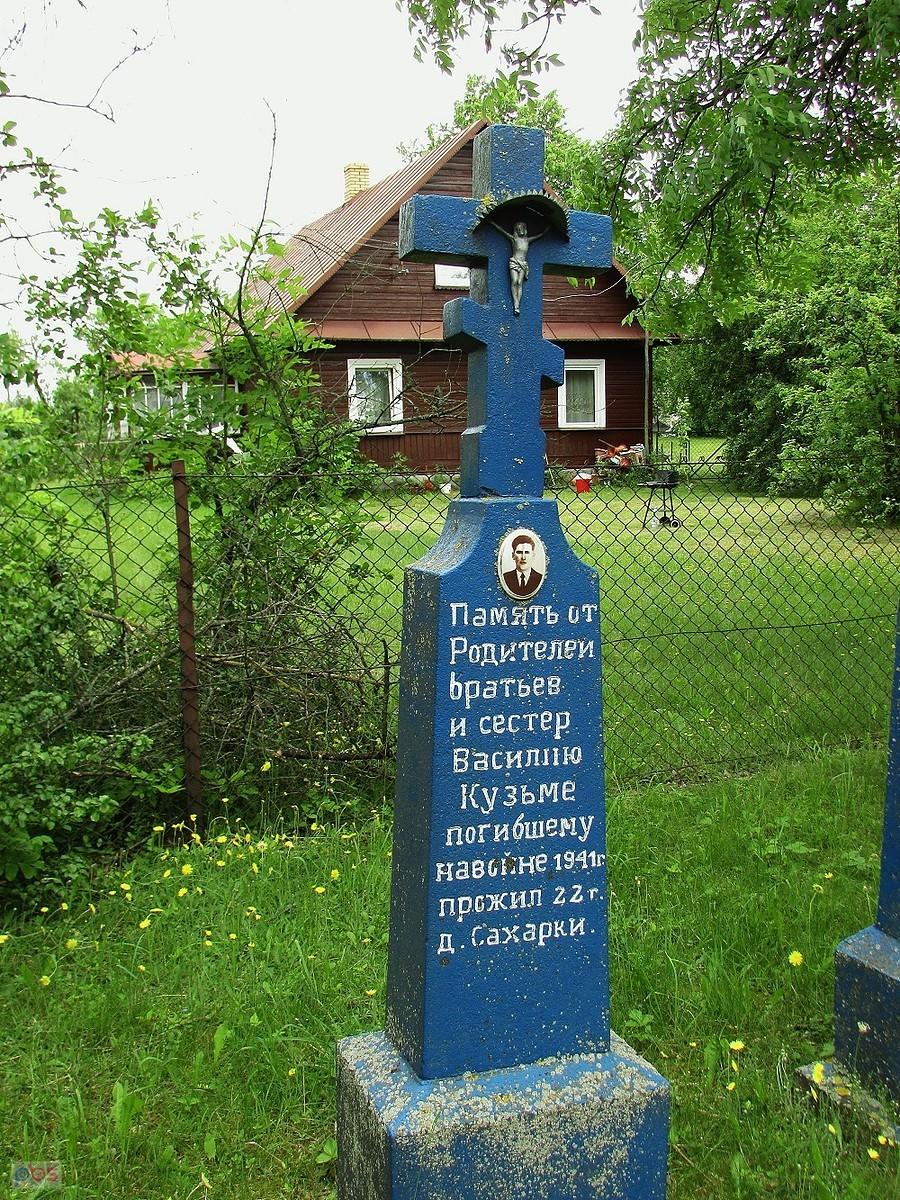 Jeden z krzyży pamiątkowych przy cerkwi