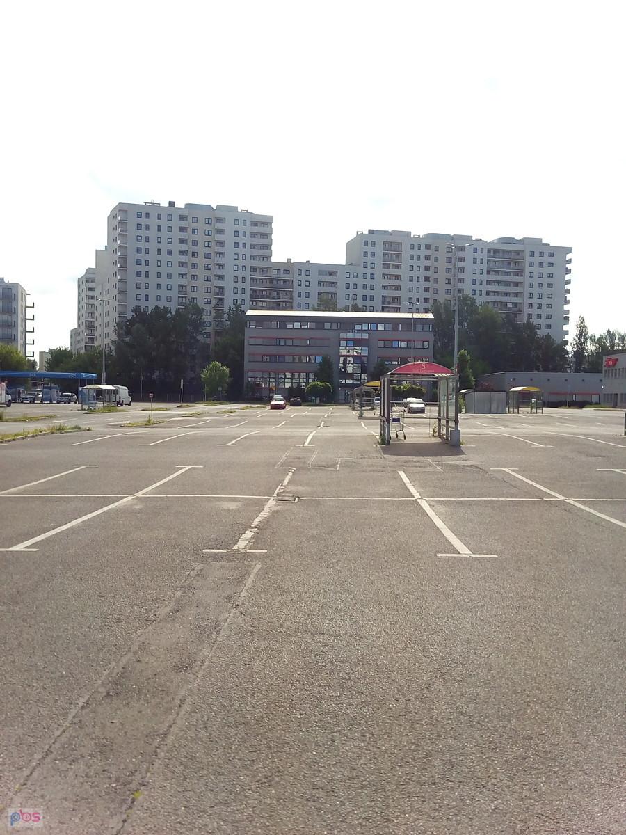 Wolna niedziela. Pusty parking przy markecie