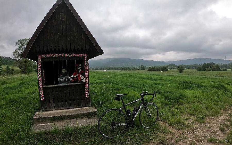 Klimatyczna kapliczka między Sidziną a Bystrą