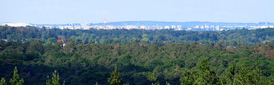Zoom na centrum Poznania z odległości około 20 kilometrów