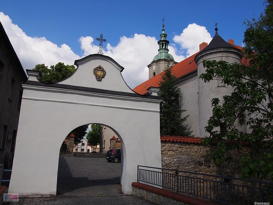 Zabytkowa brama opactwa cystersów