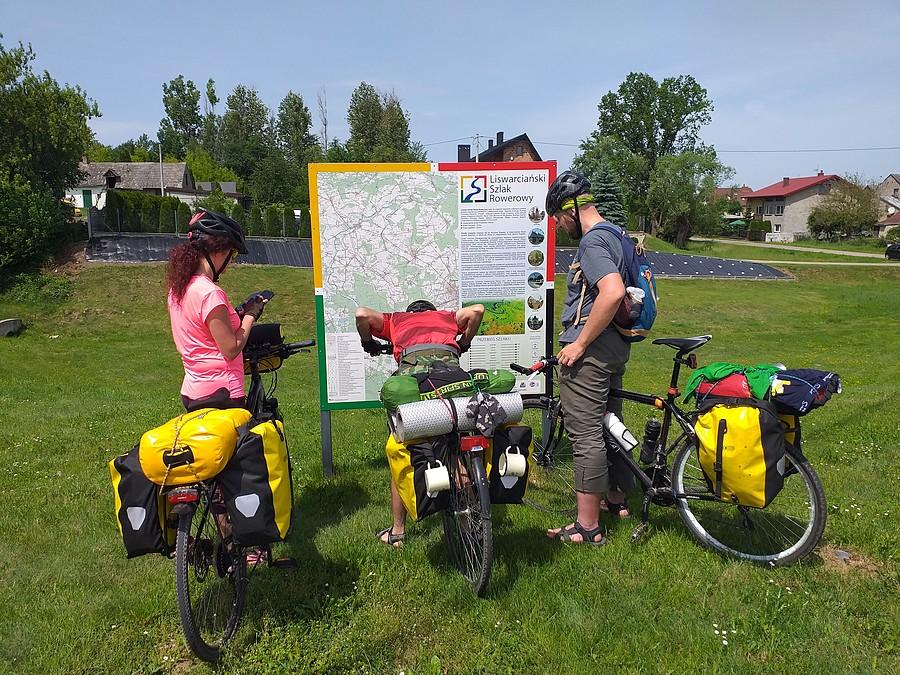Przy tablicy Liswarciańskiego Szlaku Rowerowego