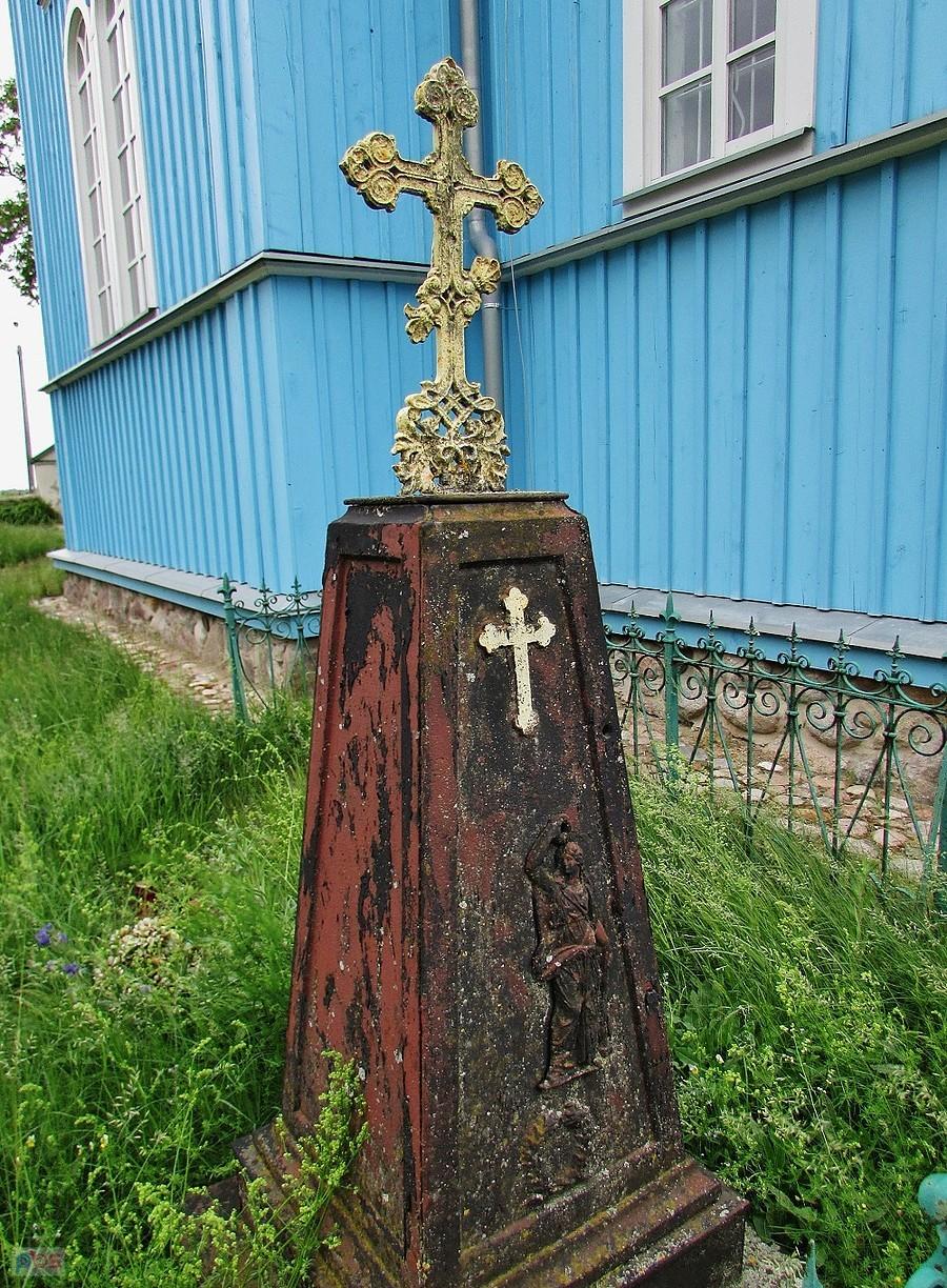 Grób żony batiuszki przy cerkwi cmentarnej w Rybołach
