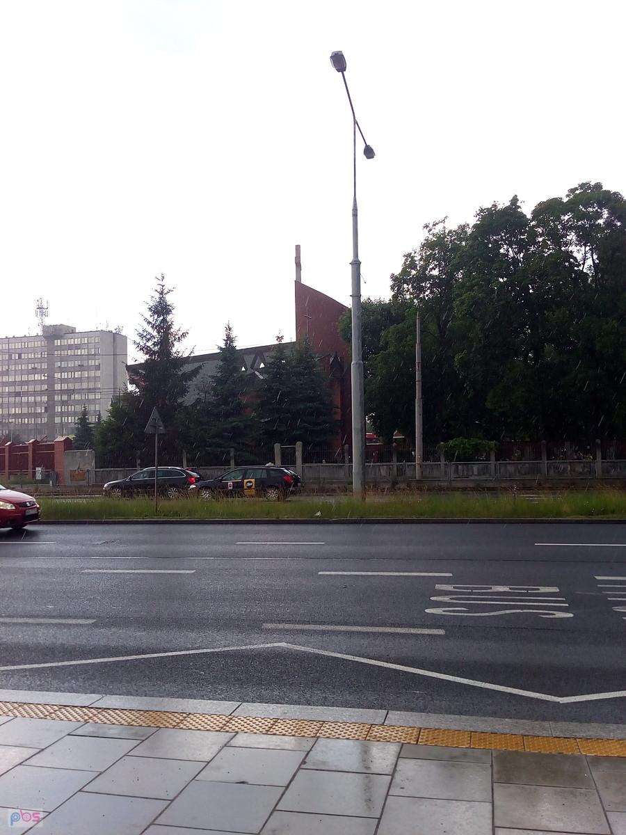 Widok spod wiaty, tutaj tylko pada