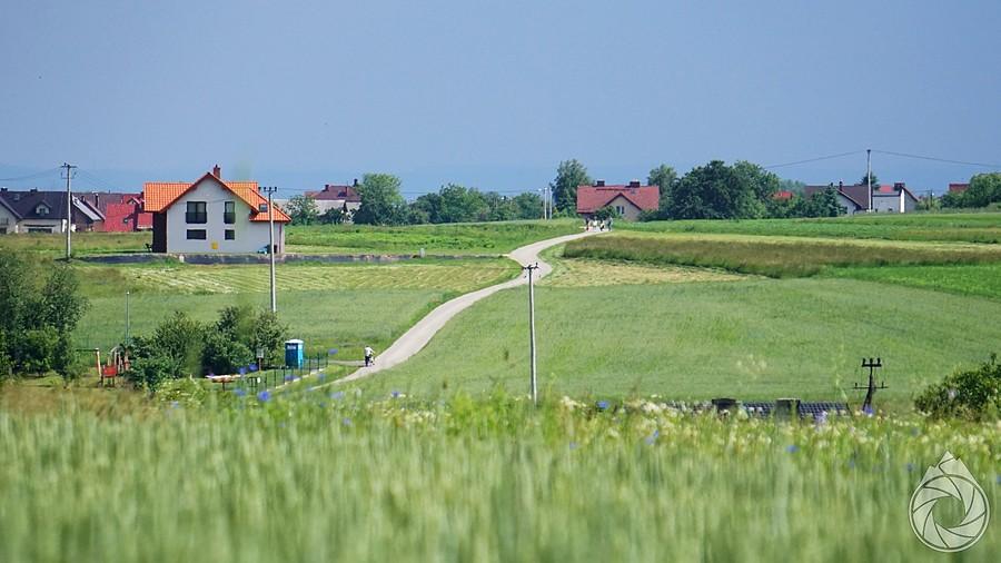 w oddali kawałek asfaltu nad Biały Kościół, w dalszej oddali - mega burza