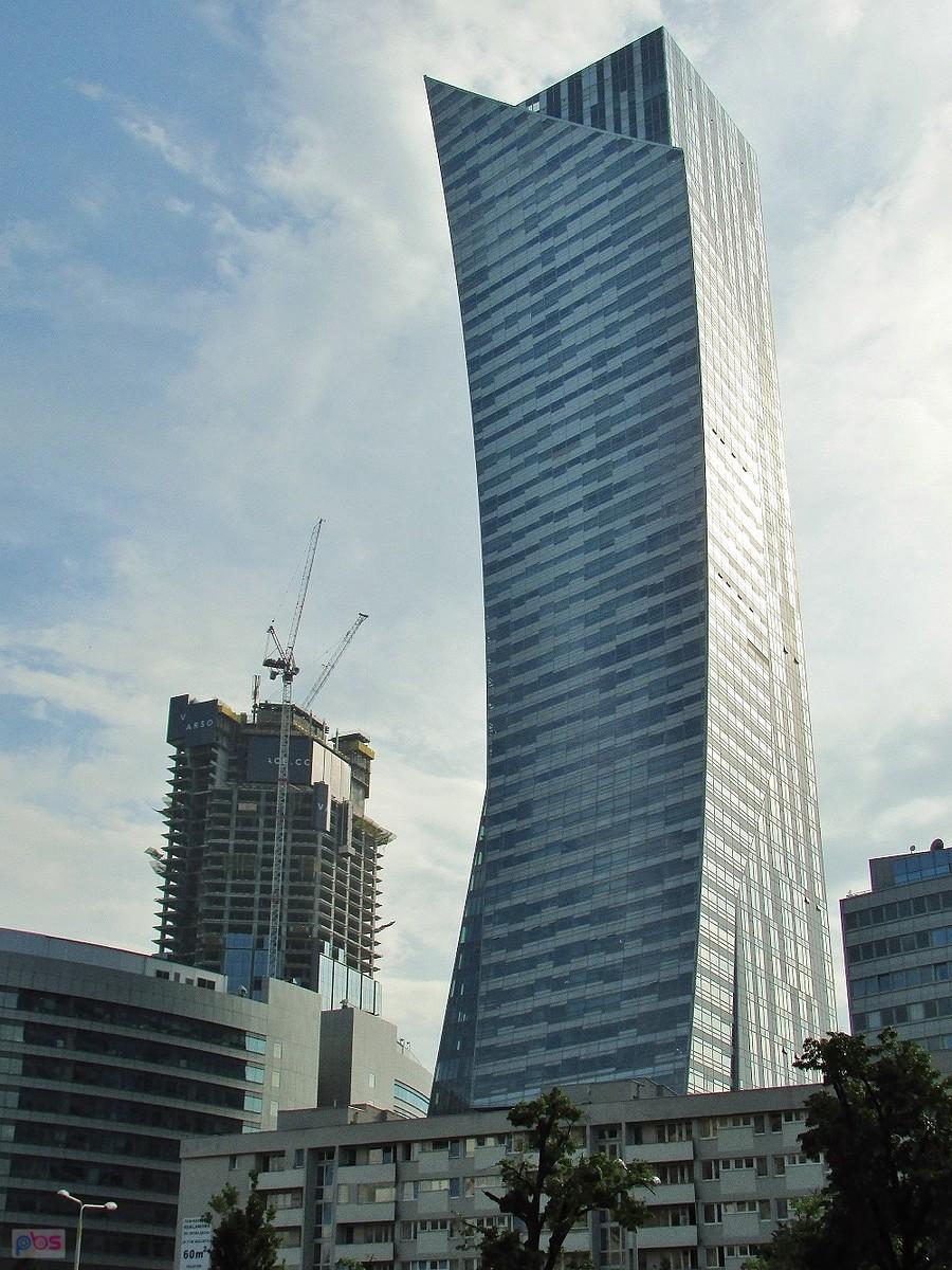 Żagiel Złota 44 i za nim budowany Varso Tower