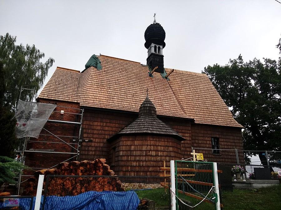 Nowy gont na kościele św. Michała Archanioła z 1498r. w Księżym Lesie
