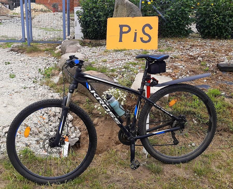 To ten... tego... ta polityczna sekta czy inna, każda psuje widok