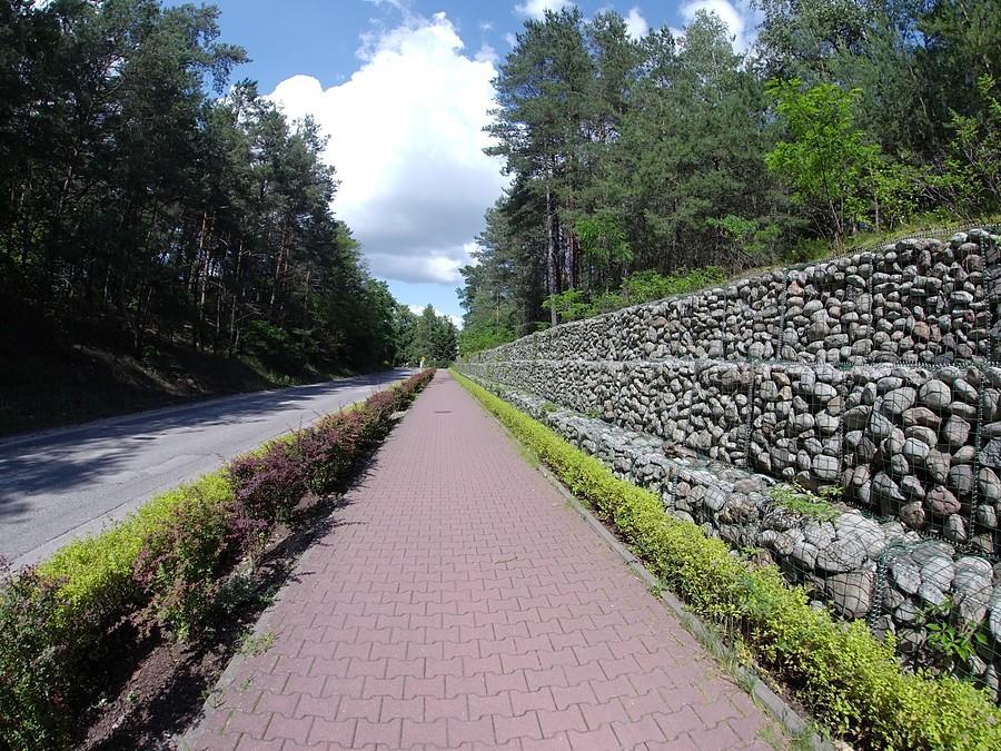 Mur oporowy na drodze Łazy - Magdalenka