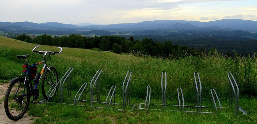 W dole Kotlina Jeleniogórska i panorama Sudetów