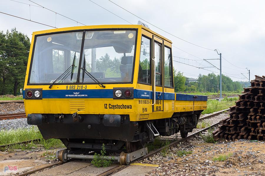Drezyna WMB-10 NR 226 odstawiona na bocznym torze stacji Poraj.