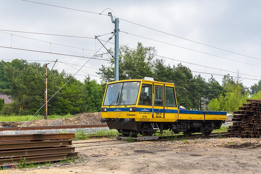 Drezyna WMB-10 NR 226 odstawiona na bocznym torze stacji Poraj.