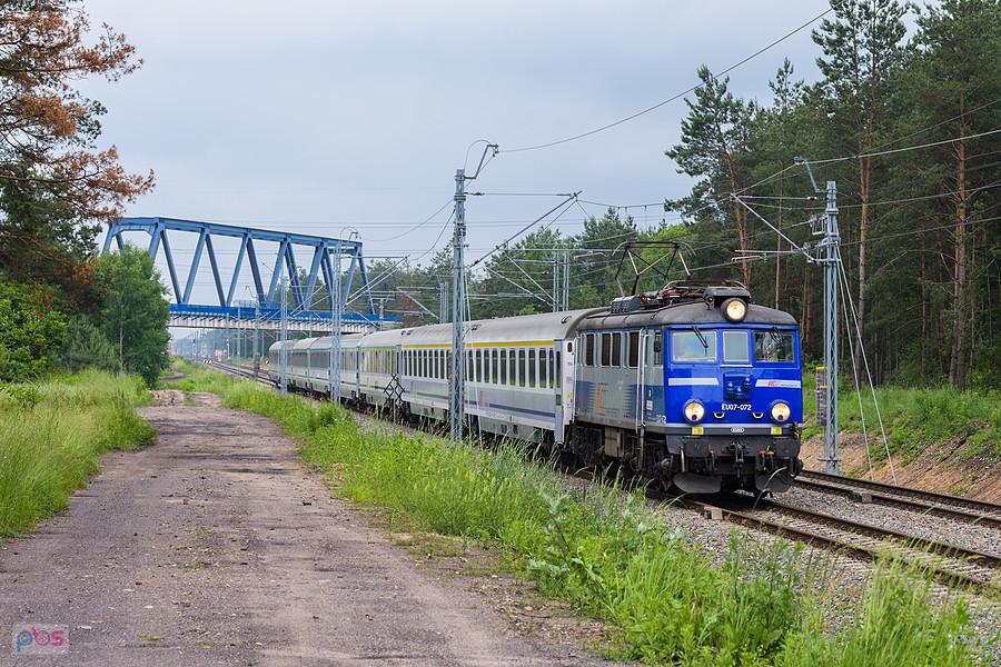 Szlak: Zawiercie - Myszków, D29-1. EU07-072 w zastępstwie za Darta z poc. IC 4150 "Daszyński" relacji: Zwardoń - Białystok mija dzielnicę Mrzygłód. W tle widoczny wiadukt CMKi.