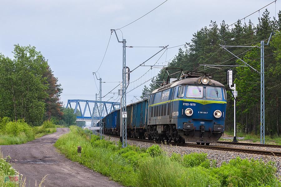 ET22-1070 mija myszkowską dzielnicę Mrzygłód, kierując się w stronę Częstochowy. Szlak: Zawiercie - Myszków, linia D29-1.