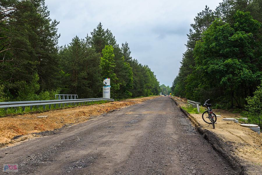 Prawie jak typowy wiejski trakt - remontowana droga wojewódzka DW 791 (ul. Porajska) w Żarkach Letnisku