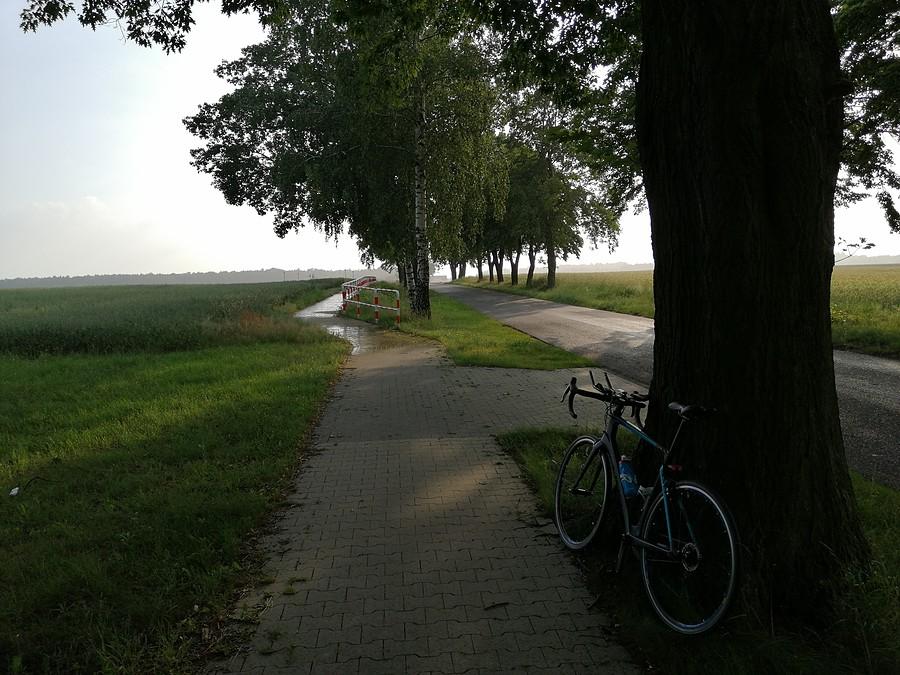 Tak też się stało. Niby nic a jednak chwilkę przeczekałem a potem ugnoiłem rower zbierając mokry syf z nawierzchni.