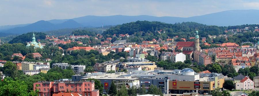 Panorama Jeleniej Góry z widokiem na Karkonosze i Rudawy