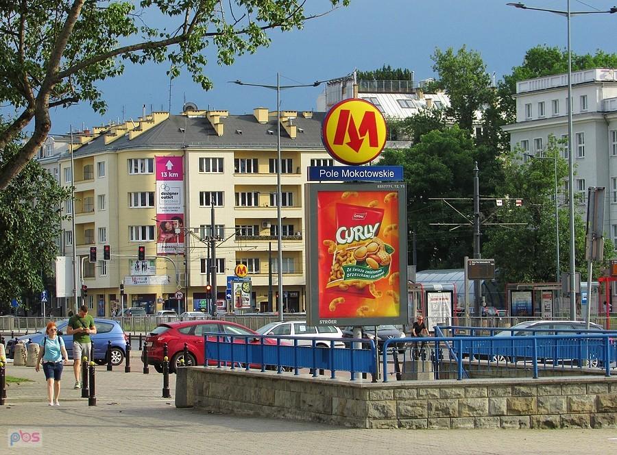 Przy wejściu do metra w Al. Niepodległości