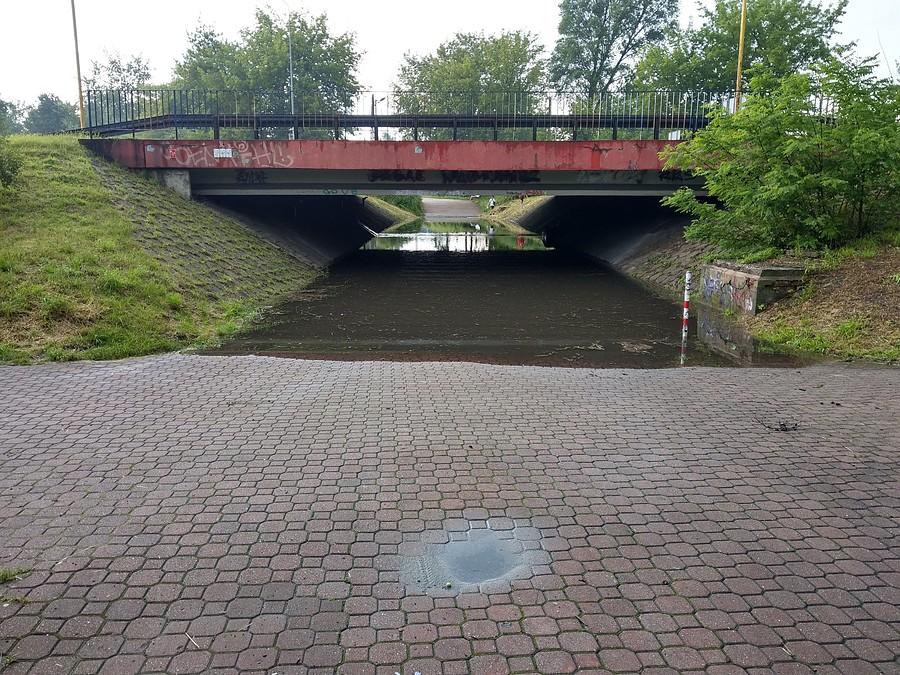 Zalany przejazd pod mostem