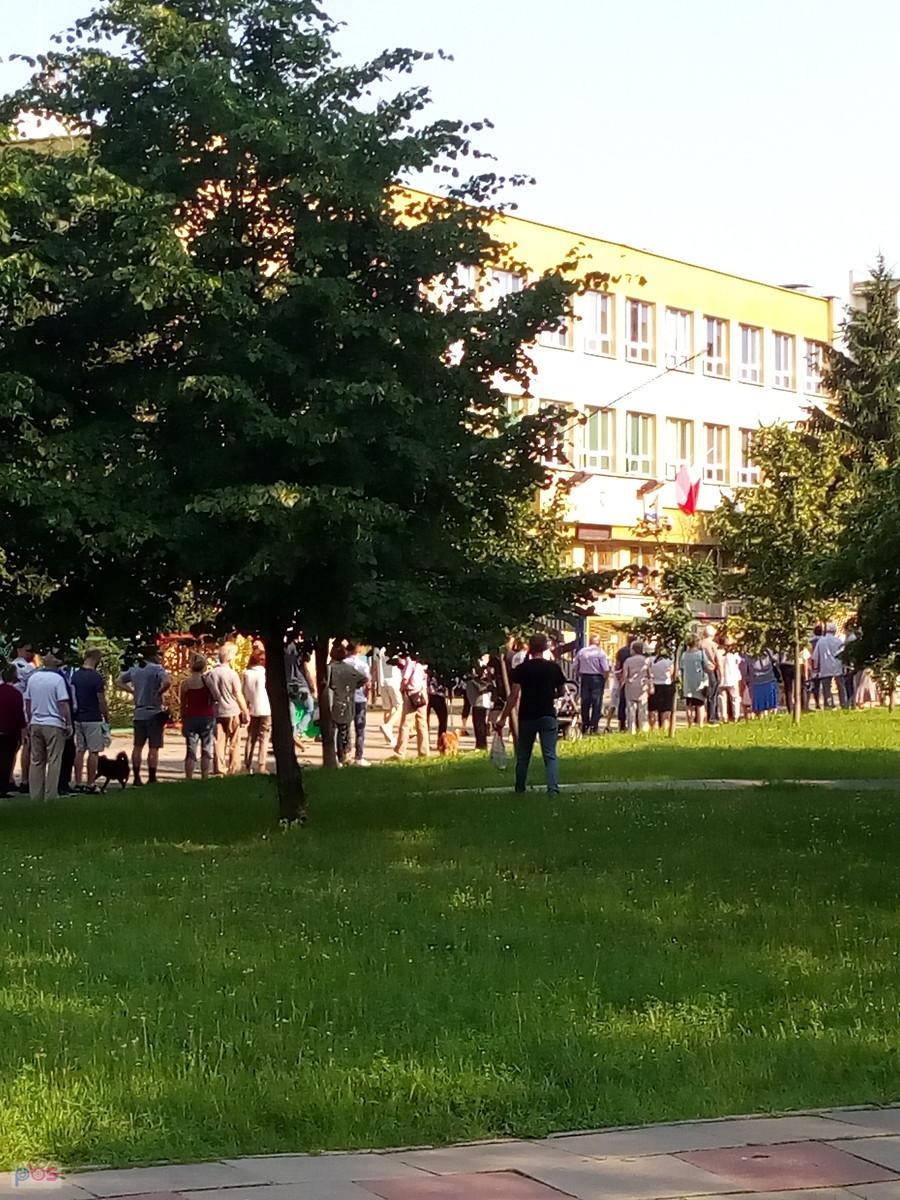 Za czym kolejka ta stoi....