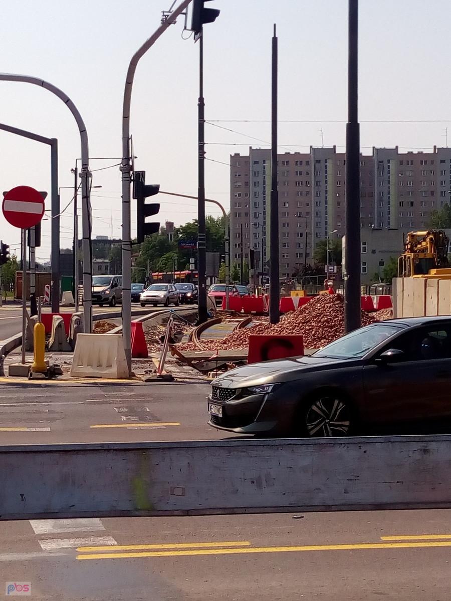 Na skrzyżowaniu przekładają teraz tory tramwajowe