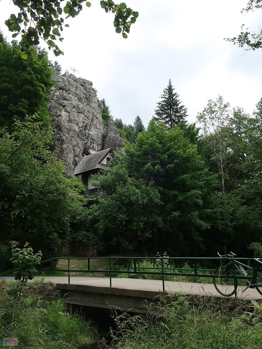 Prądnik Korzkiewski - krzyż na skale