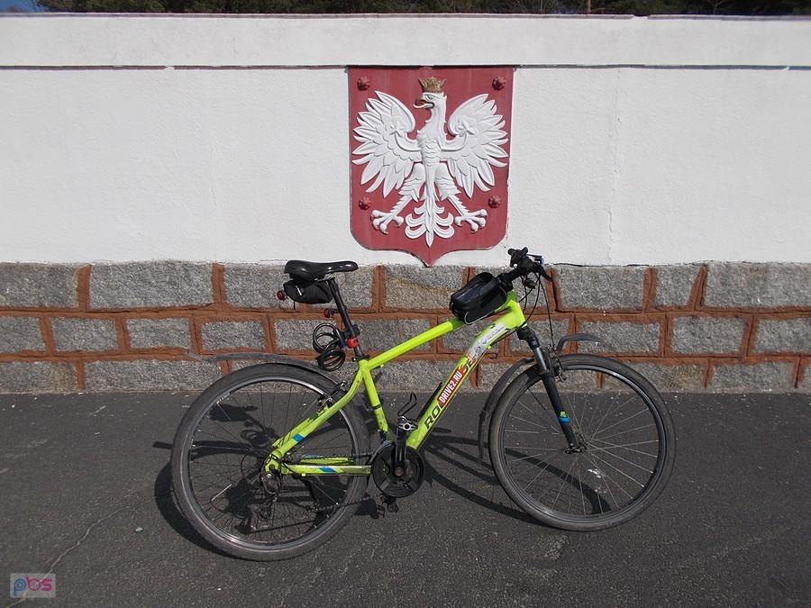 Mównica na placu apelowym w jednostce wojskowej w Świetoszowie