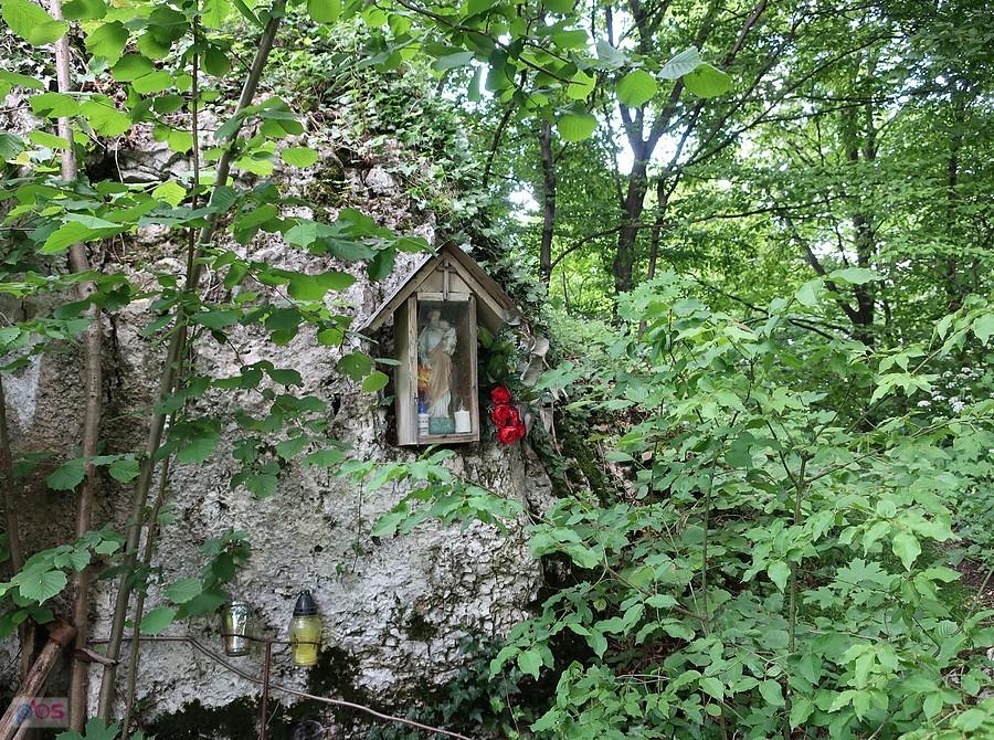 Kapliczka w skale