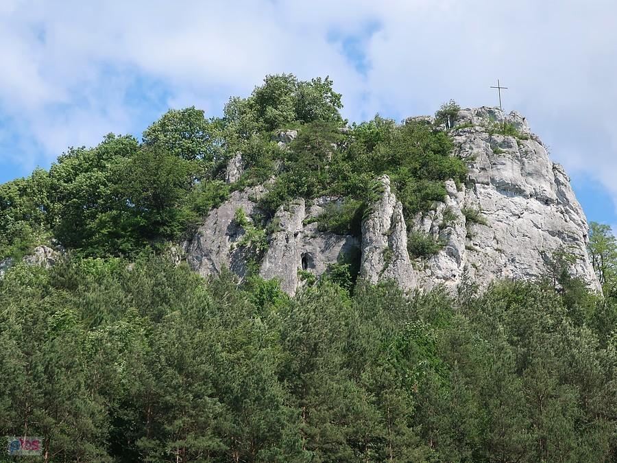 Krzyż i kapliczka (słabo widoczna z dołu) na Brodle