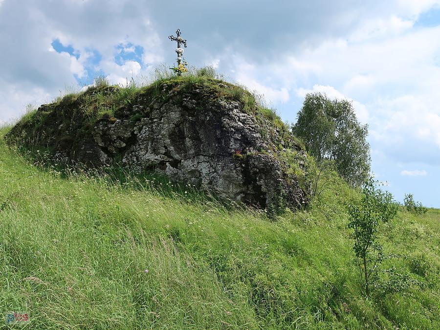 Krzyż na skale koło Racławic