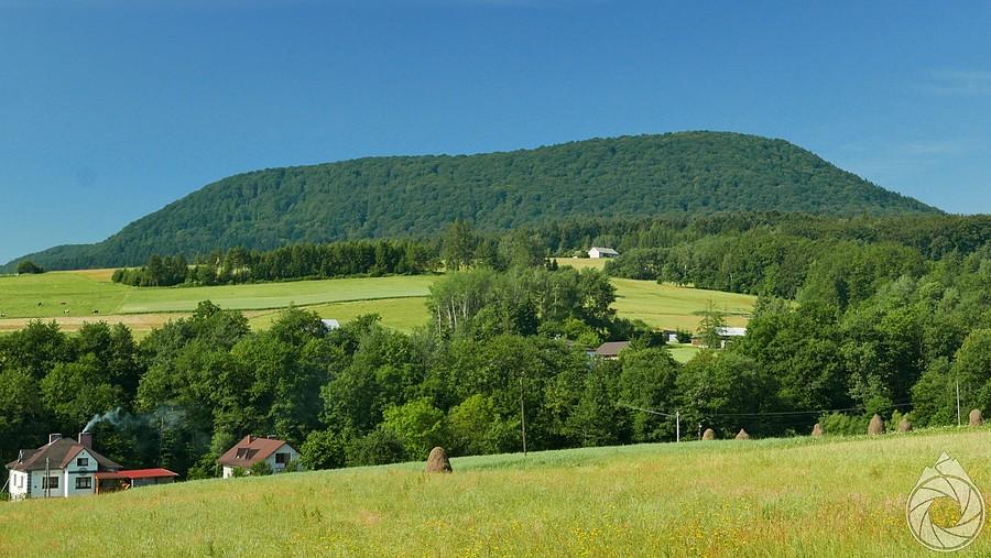 Chełm n/Grybowej wygląda troooochę jak Uluru...