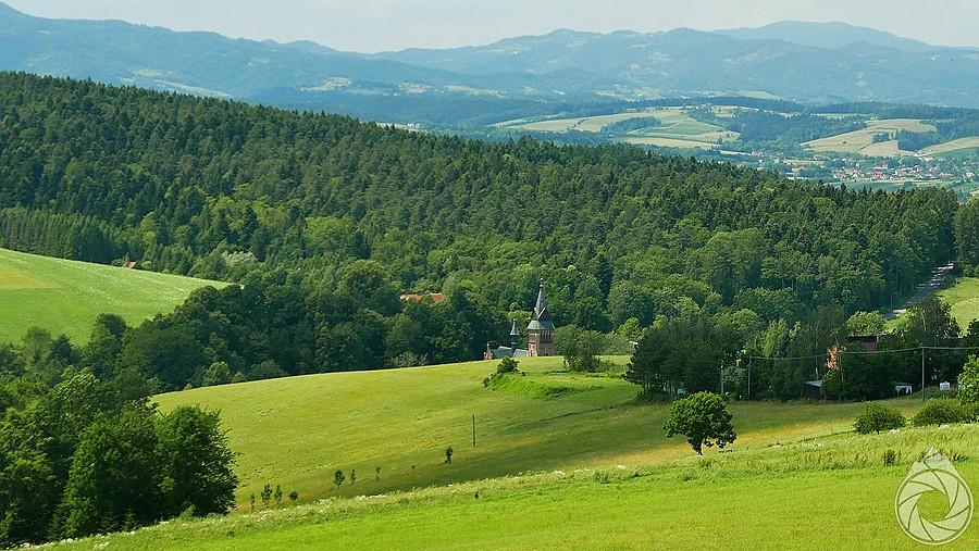 kościółek w Żeleźnikowej z Gorcami w tle