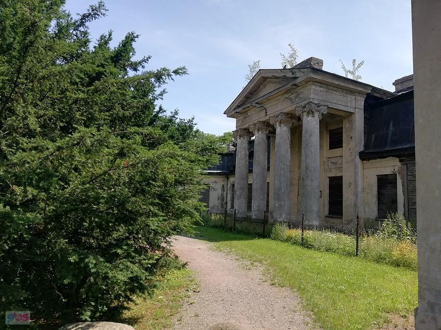 Fragment pałacu w Bratoszewicach