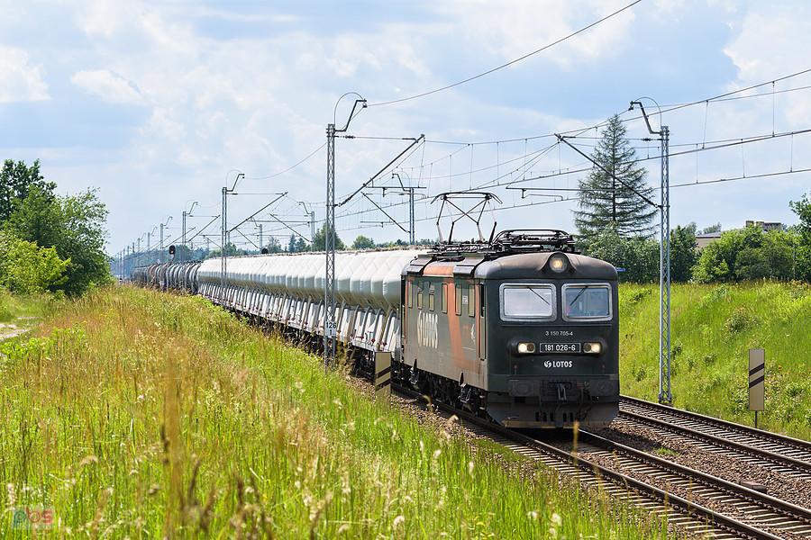 Szlak: Blachownia - Częstochowa Gnaszyn, linia D29-61. 181 026-6 mija Blachownię, kierując się w stronę Częstochowy.