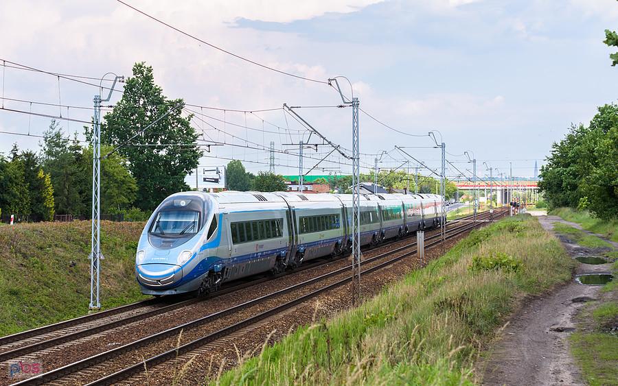 Szlak: Częstochowa Gnaszyn - Blachownia, linia D29-61. ED250-014 jako poc. EIP 1603 relacji: Warszawa Wschodnia - Wrocław Główny mija Blachownię.