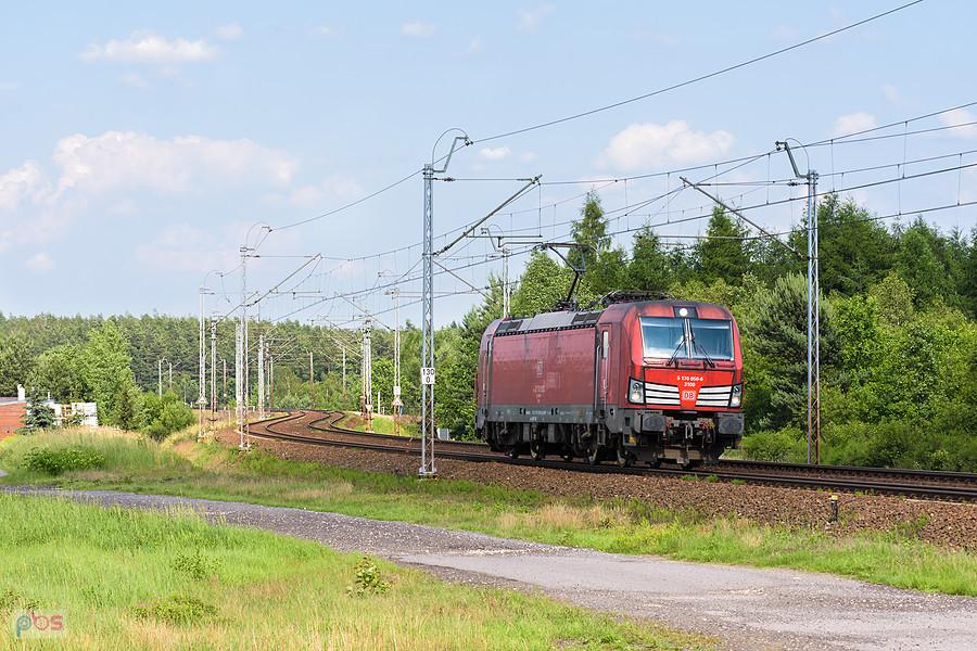 Szlak: Blachownia - Herby Stare, linia D29-61. Vectron - X4EC-050 mija łuki w Blachowni, kierując się w stronę Herbów.