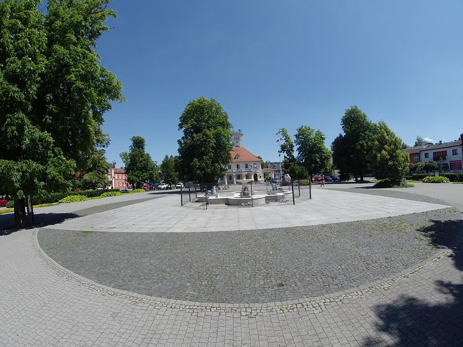 Kontrola czasu na Rynku w Błoniu. Jest 13:22