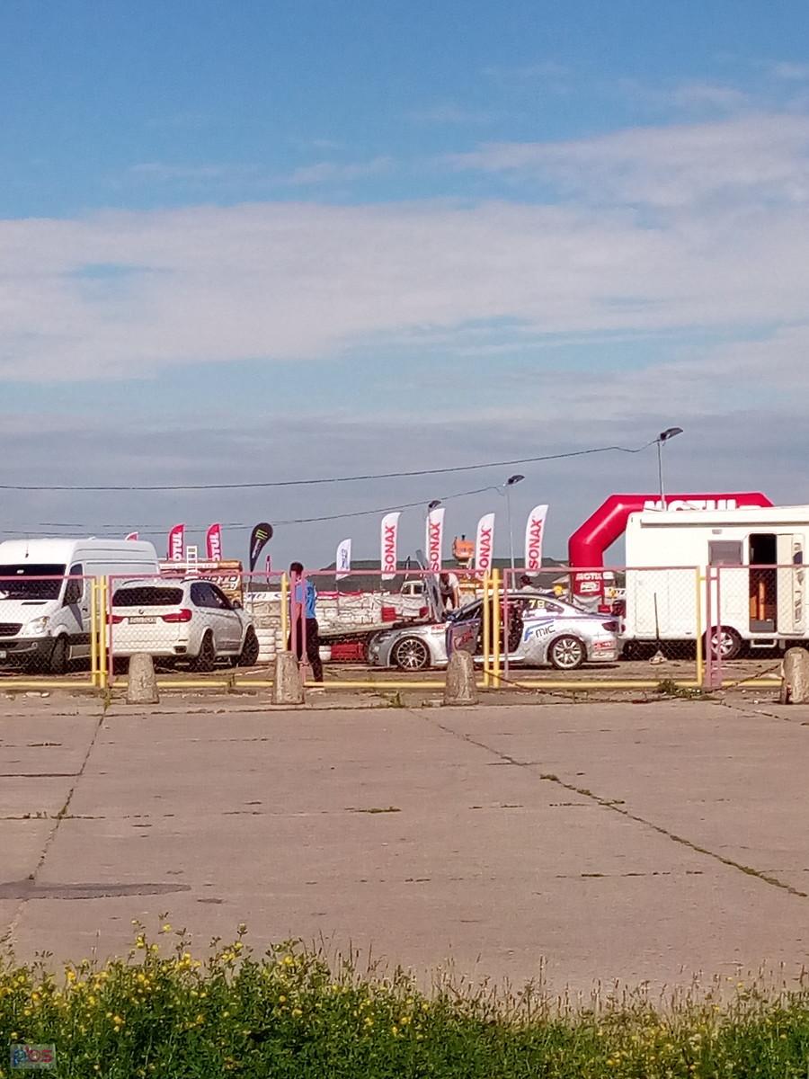 Zawody czy inna impreza samochodowa na płycie lotniska na Bemowie