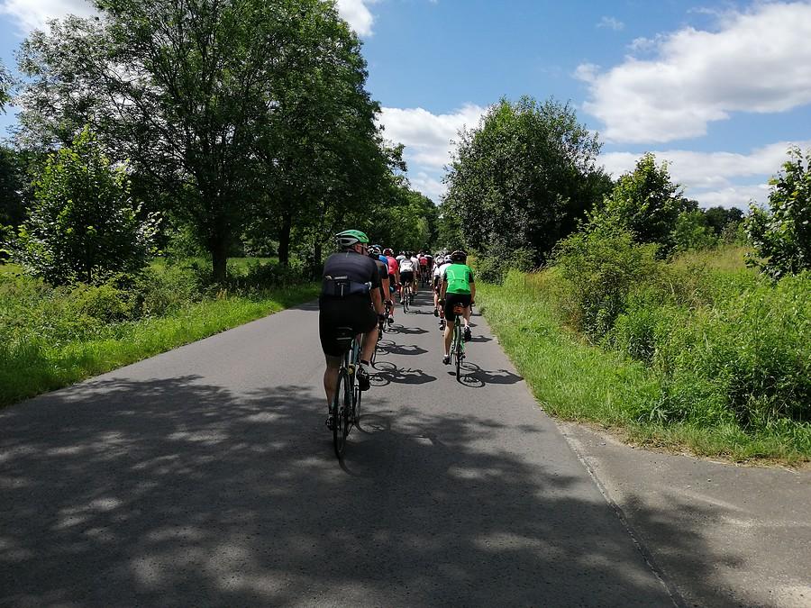 Świebodów - przed tą wioską dogania mnie grupa około 30 kolarzy.