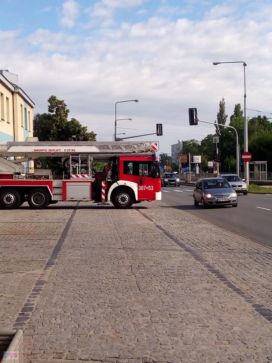Wóz Straży Pożarnej przed remizą. Przy okazji zastawił cały chodnik i ddr, a wcale nie jechał na akcję