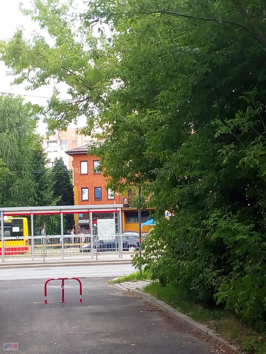 Tam za wiatą jest serwis