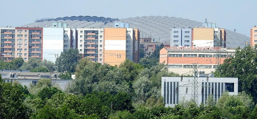 Wyzoomowany Stadion Miejski widziany z poznańskich Szacht