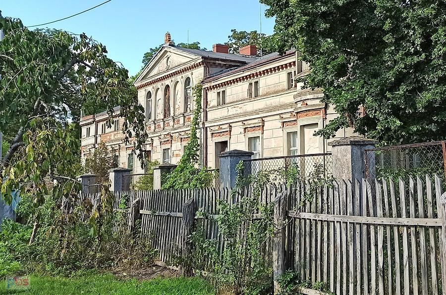 Wystawiony na sprzedaż pałac w Lginiu