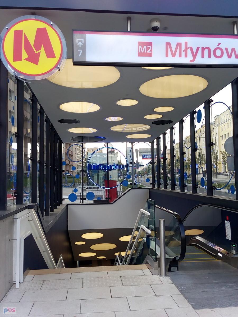 Wejście do stacji metra Młynów