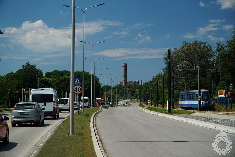 nieładny, ale remontowany wjazd od strony Huty im. Lenina