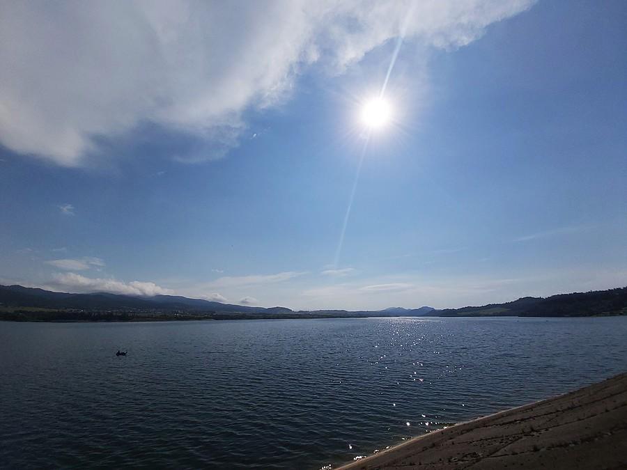 Widok z tamy na jezioro