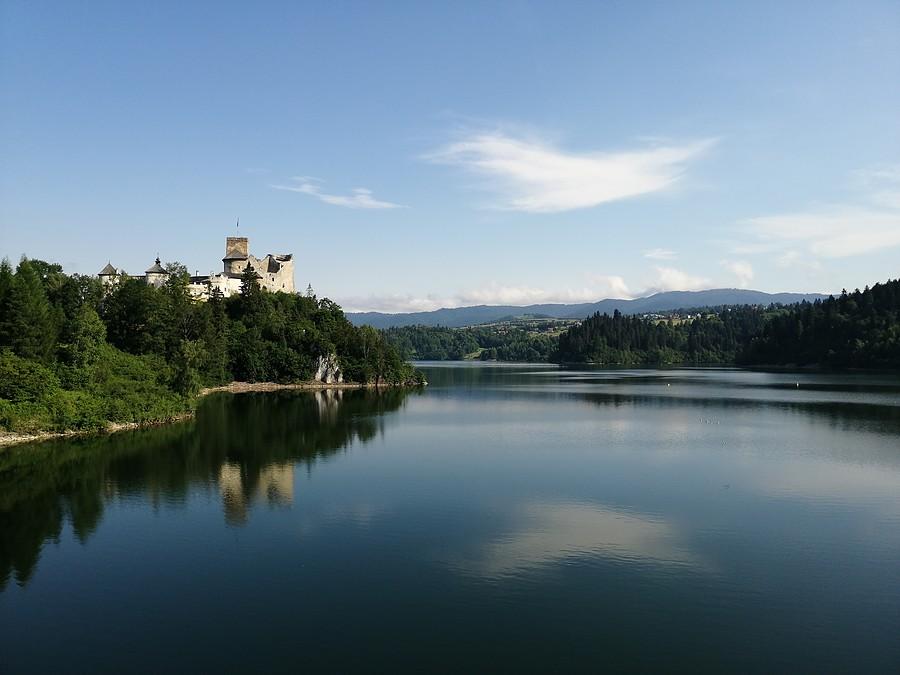 Zamek nad Jeziorem Czorsztyńskim.