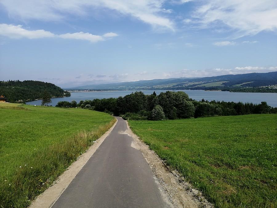 Zjazd nad jezioro.
