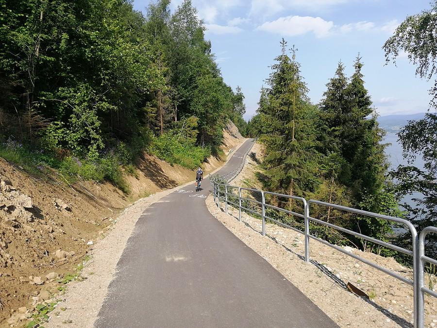 Po południowej stronie jeziora, teren jest wciąż mocno górzysty.