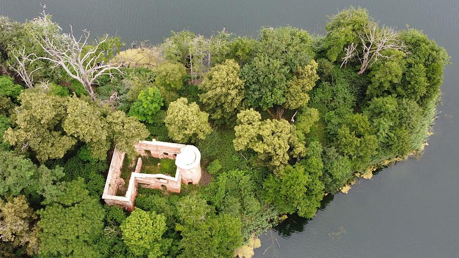Bliższe przyjrzenie na rzut ruin zamku